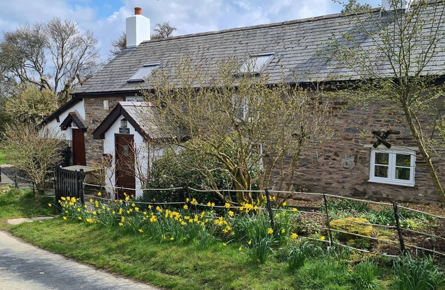Upper Castlewright Cottage - spectacular views, historic gateway to Wales