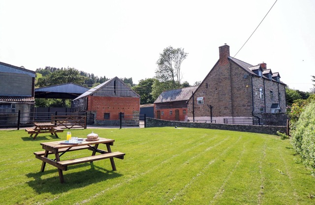 UPPER DOLARDDYN, pet friendly, with open fire in Castle Caereinion