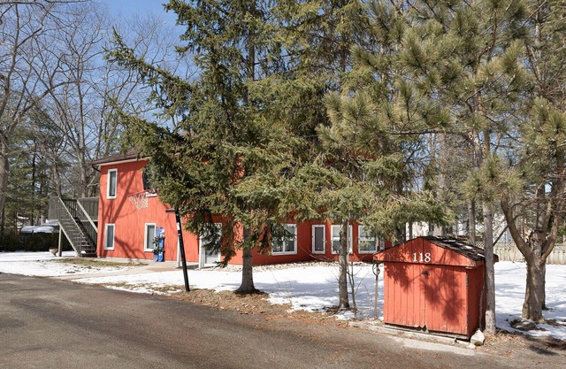 UPPER LEVEL GREAT PRICE, CLOSE TO BEACH ACCESS. Beautiful cottage, 5 star