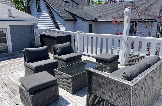 Upper TwoBedroom Close to Everything/Schools/Restaurants