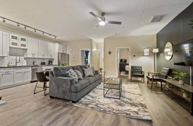 Upscale 2BR suite ~ Free Parking & Walkable!