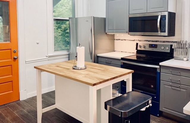 Upscale 3 BR near UC, DAAP, CCM, Hospital and Zoo w/Parking and Laundry, 1FL