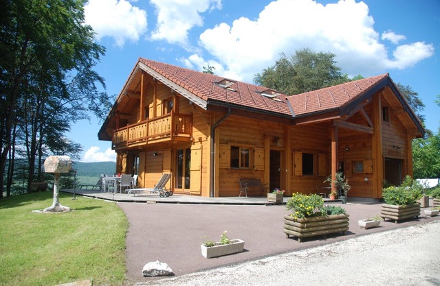 Upscale CHALET in the heart of the Haut Jura Nature Park: relaxation assured