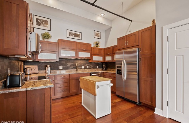 Upscale Condo located right downtown near Silver Beach, restaurants, & shopping!
