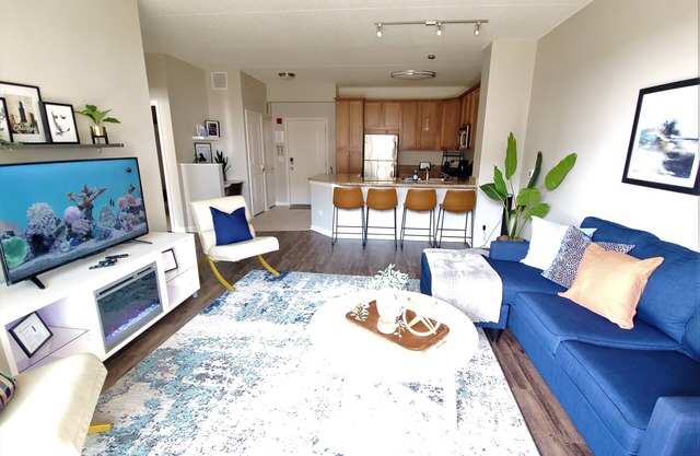Upscale Condo, Washer and Dryer, Fireplace, King Bed, Close To It All