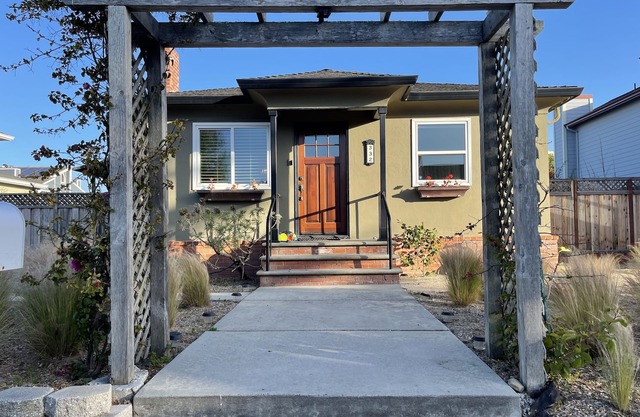 Upscale cottage: First block from the beach
