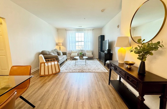 Upscale Cozy 2-bedroom apartment with AC, WiFi