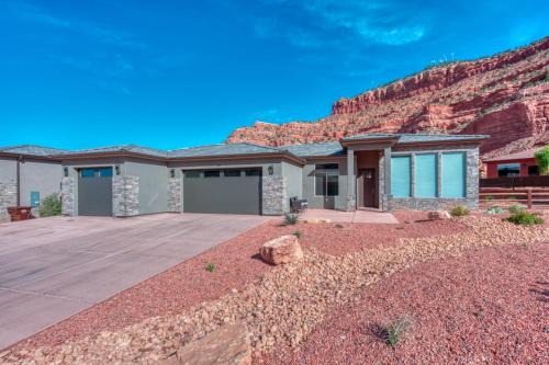 Upscale Family Home in Kanab with Gym Pool Red Rock Views