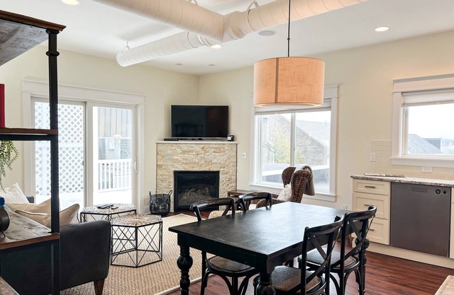 Upscale Flat w/Private Ent on Main St. 2BD/1BA + AC, Wifi, Rooftop Deck