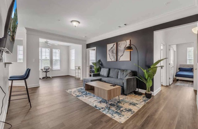 Upscale King 4BR Suite Mins to Downtown Raleigh!