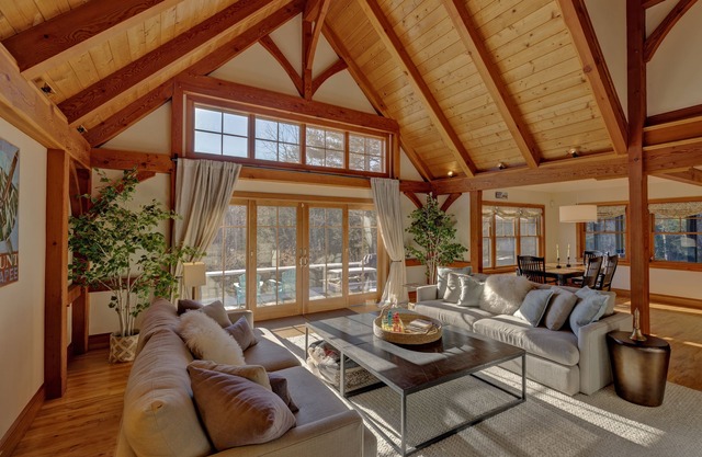Upscale luxury 5 Bedroom Sunapee retreat 3 min from Lake and Mountain + Jacuzzi