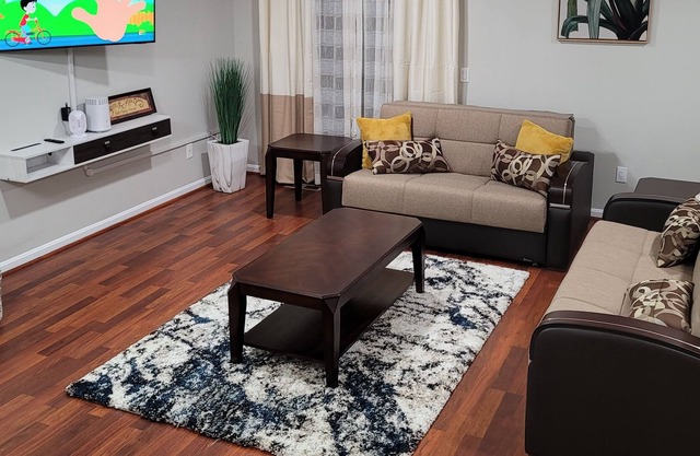 Upscale Luxury Townhouse, 3 BR, 2.5 bath near Fort Meade, Deck