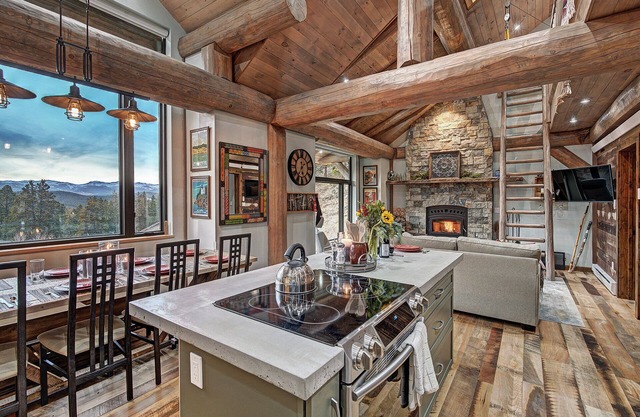 Upscale Mountain Cabin, great view, drive to Denver or Boulder or Nederland
