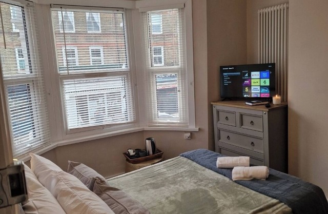 Upscale private 2 x double bedroom apartment with sofa bed, kitchen and bathroom