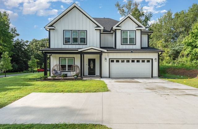 Upscale spacious 5-bedroom house mins to Airport with fitness and game rooms