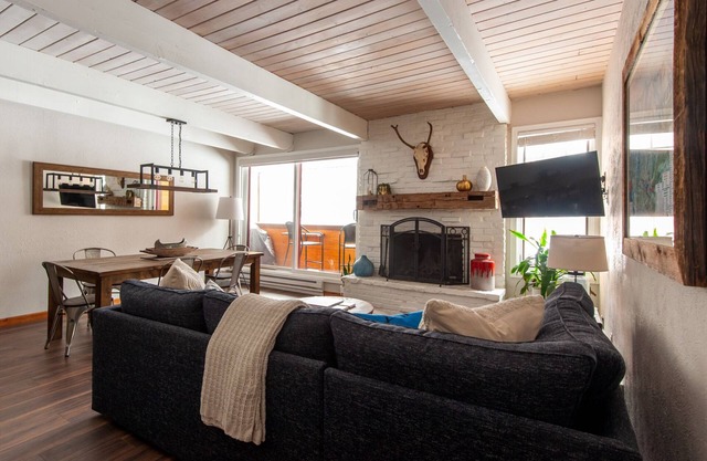Upscale, Updated Walk-to-Lift & Town! Pool, Hot Tubs, Games & Free Parking!
