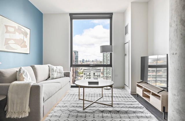Upscale West Loop 1BR w/W/D, Gym & Lounge, nr L, by Blueground
