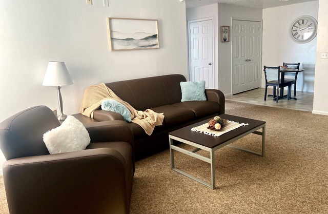 Upstairs 2-Bed 2-Bath Near CMU