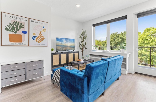 Urban 1BD Escape mins to DT w Gym, Wifi & Balcony