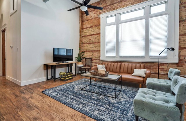 Urban 2-bedroom apartment one block from Texas Wesleyan in Fort Worth!