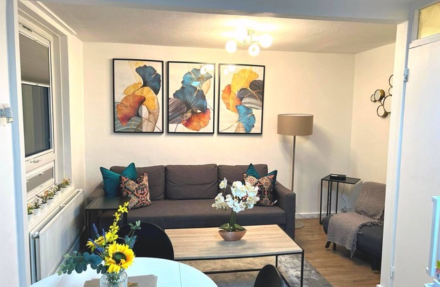 Urban Chic 4Bedroom/2Bathroom Duplex Flat with FREE WIFI & Parking