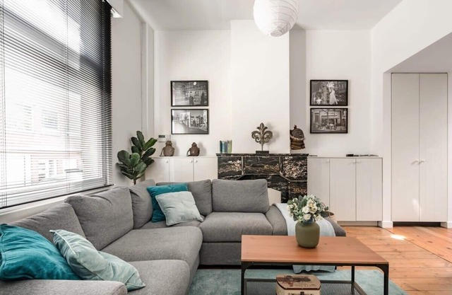 Urban Comfort: Central 2-BR Townhouse for 6