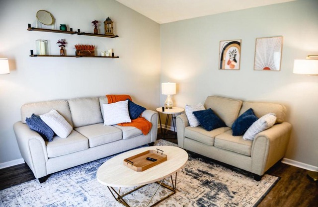 Urban Cottage: Homey & Convenient