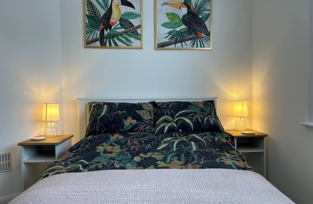 Urban Escape: Modern Retreat Near Uni & Hospital