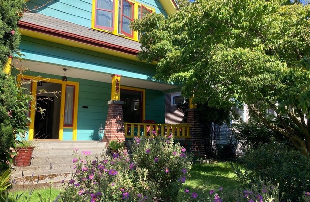 Urban Farmhouse - Relax and Explore