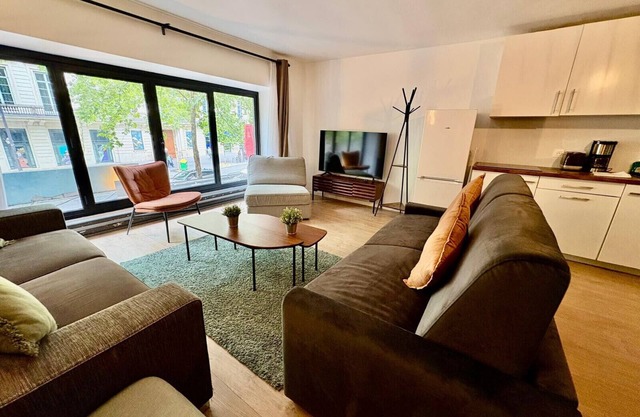 Urban Flat 194 - Spacious 3 Bedroom Montmartre