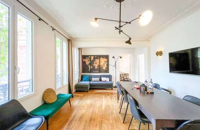 Urban Flat 99 - Spacious 6 BDR Apartment in Paris