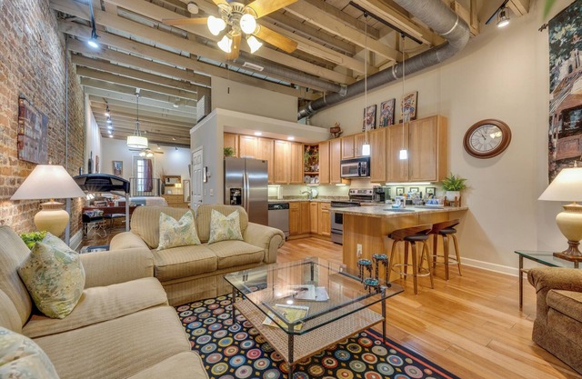 Urban Living Loft in heart of Downtown,Walkable
