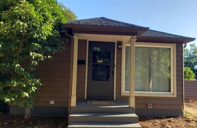 Urban Retreat! 1 mi to downtown. 2.5 mi to University of Oregon/Autzen stadium