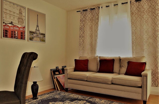 Urbana: charming, well-lit 2-bed, 1.5 bath apartment in central Grand Forks.