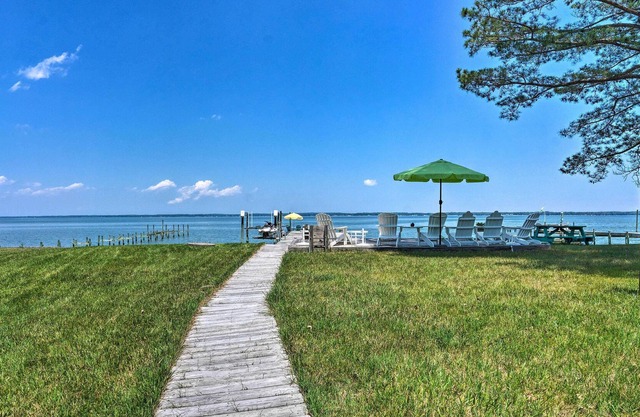 Urbanna Waterfront Retreat: Pier & Gas Grill!