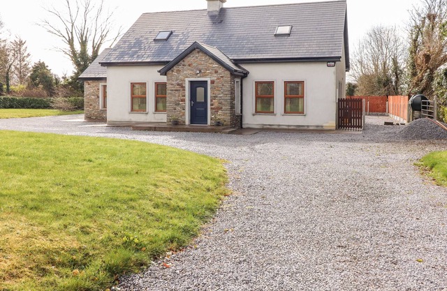 URROHOGAL COTTAGE, family friendly in Farranfore, County Kerry