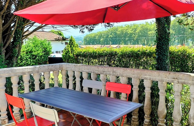 Urrugne Centre, Grand Appart Jardin-terrasse-vue Montagne-wifi, Près de Tout!