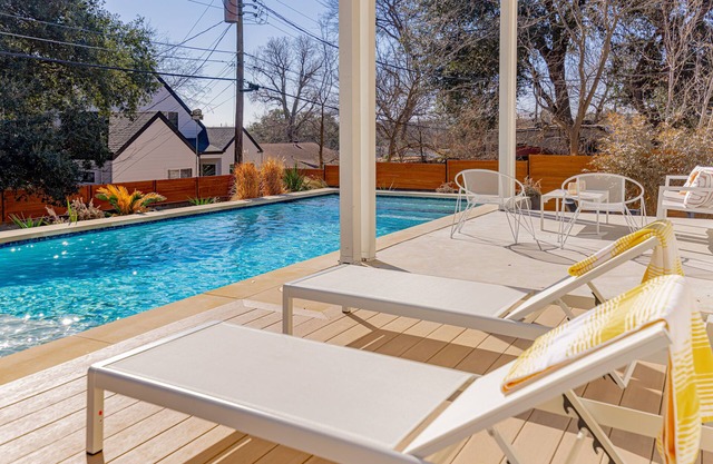 UT Football Fave - Pool, Hot Tub, BBQ Grill, Yard