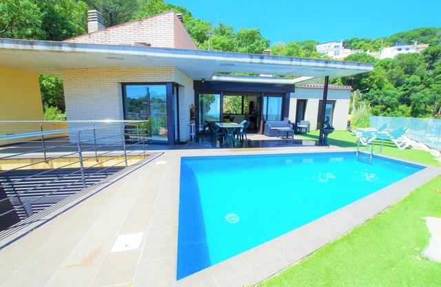V&V LLORET-Villa Nicole: luxurious villa with private pool, barbecue, 3km beach