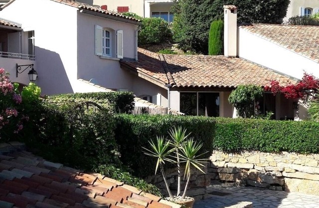 Vacances au calme dans village garde.Climatization. WiFi.3 piscines.Tennis.Golf.