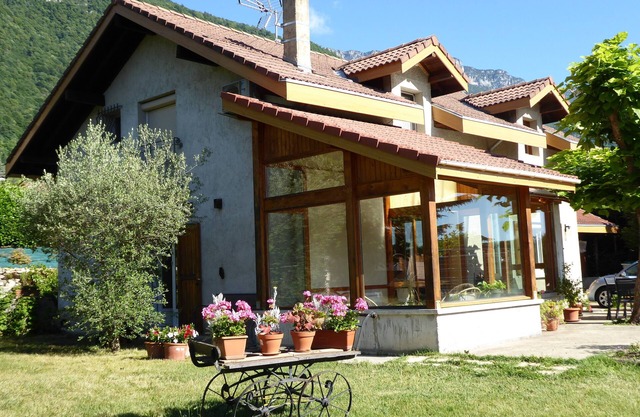 Vacation home rental in the mountains. Dogs welcome.