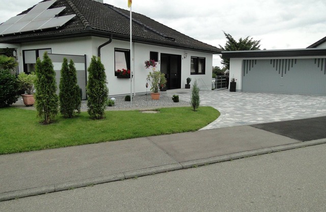 Vacation apartment 'Gästehaus Zollerblick' with a view of Hohenzollern Castle and shared pool