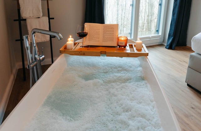 Vacation apartment between forest and lake with free-standing bathtub