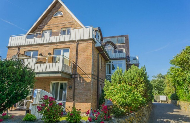 Vacation apartment by the village pond for up to 2 people with balcony.