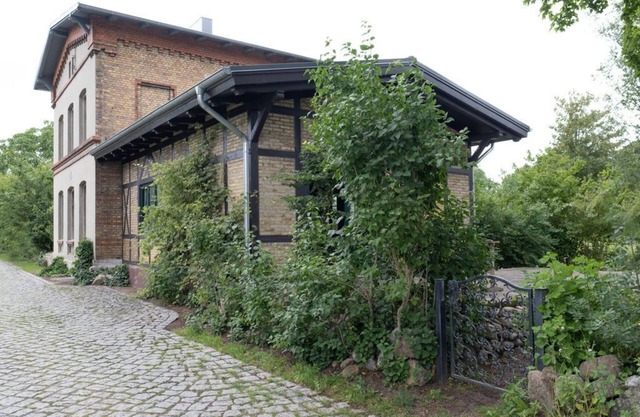 Vacation apartment goods shed