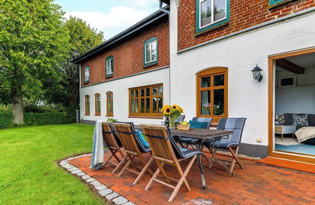 Vacation apartment in the country house "Hohe Luft" with large garden and 1500m to the Baltic Sea