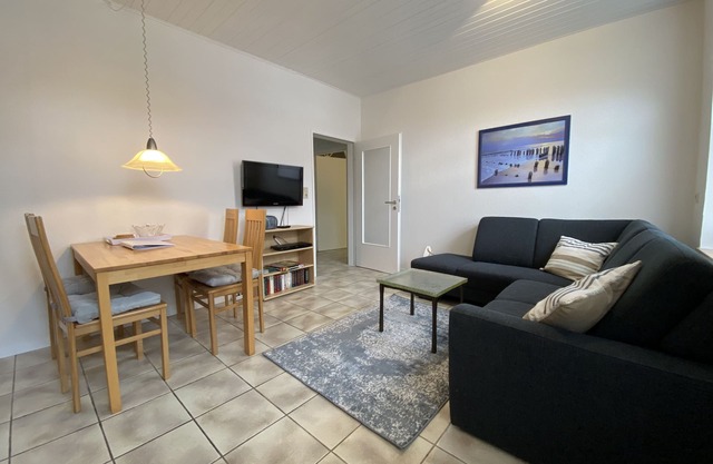 Vacation apartment "Kleine Möwe" with large garden in the heart of Pilsum