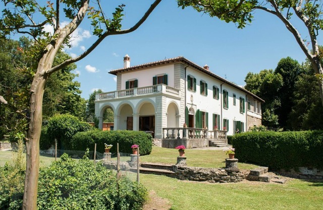 vacation holiday large villa rental, italy, near florence, tuscany, countryside, pool, view, wi-fi internet, short term