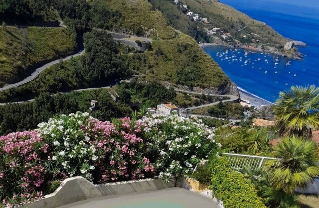 Vacation home with panoramic views by the sea