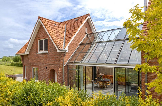 Vacation home with conservatory in beautiful fruit region and yet close to cultural cities.